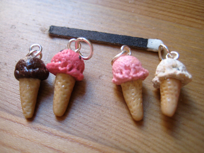 Мороженое можно подвесить на браслет, сделать сережки или кулон.