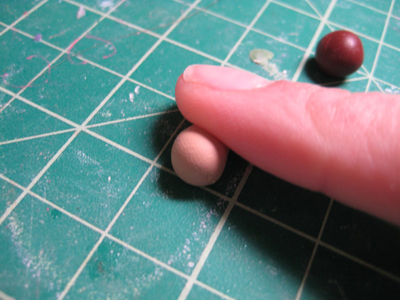 Нажмите пальцем на одну из сторон шарика, покатайте шарик по рабочей поверхности до образования конуса.
