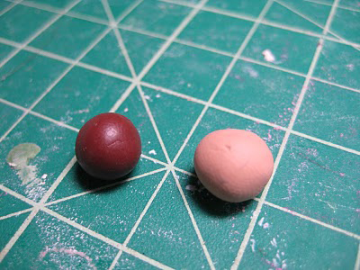Скатайте небольшой шарик из светло- коричневой глины.