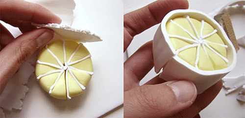 Скатайте еще один пласт белой глины и оберните им получившуюся лимонную колбаску.