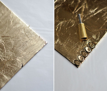 Теперь раскатайте еще один пласт из полимерной, покройте пласт золотым листом (поталью). Вырежьте капельки.